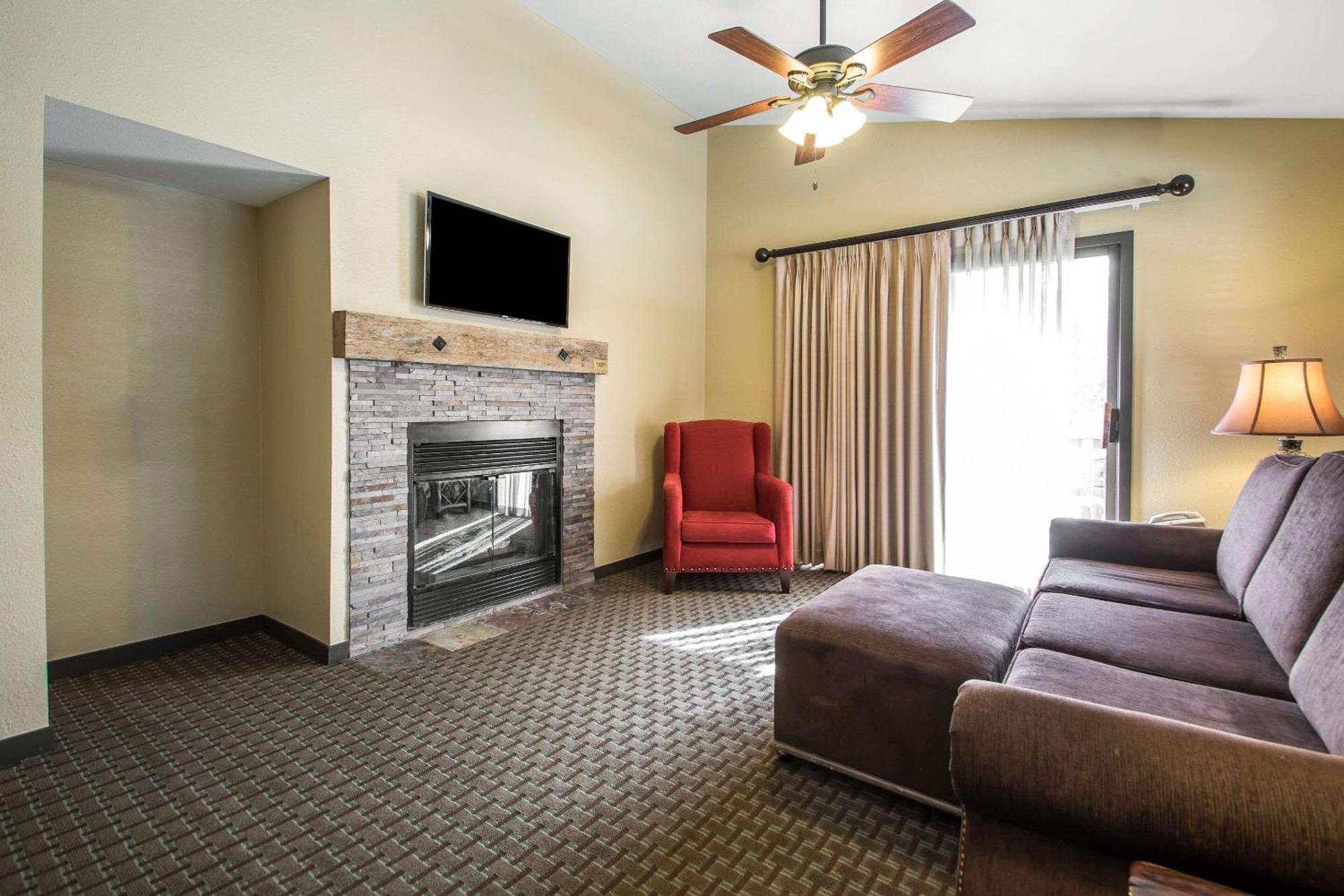 Bluegreen Vacations Christmas Mountain Village, An Ascend Resort Wisconsin Dells Exterior photo